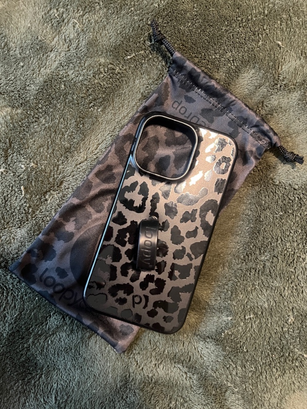 iPhone 13 Pro Loopy Black Leopard Print